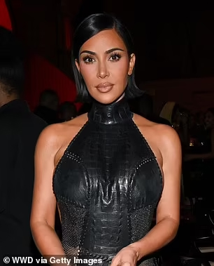 Loạt ảnh mới của mẹ Kim Kardashian gây sốt: Nhiều người đặt nghi vấn 