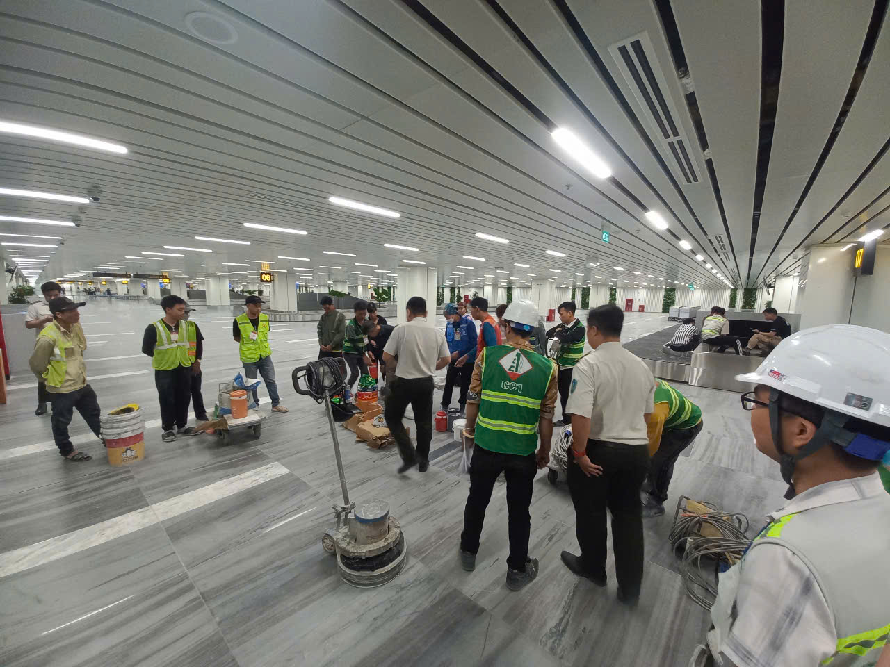Nhà ga T3 sân bay Tân Sơn Nhất hở gạch lát sàn, nhà thầu nói gì?- Ảnh 2.