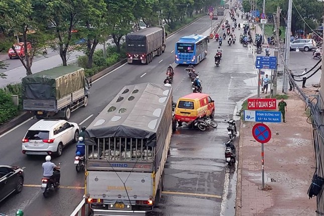Ô tô tông liên hoàn 4 xe trước chợ đầu mối ở TPHCM, 2 người tử vong- Ảnh 1.