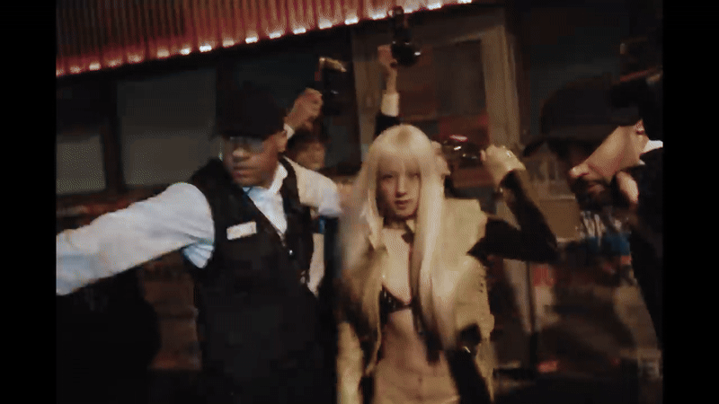 Đoạn video quay cảnh 2 nữ idol “quyết chiến” ngay giữa đường nhưng phản ứng của netizen lạnh nhạt đến sốc- Ảnh 2. Đoạn video quay cảnh 2 nữ idol “quyết chiến” ngay giữa đường nhưng phản ứng của netizen lạnh nhạt đến sốc- Ảnh 2.