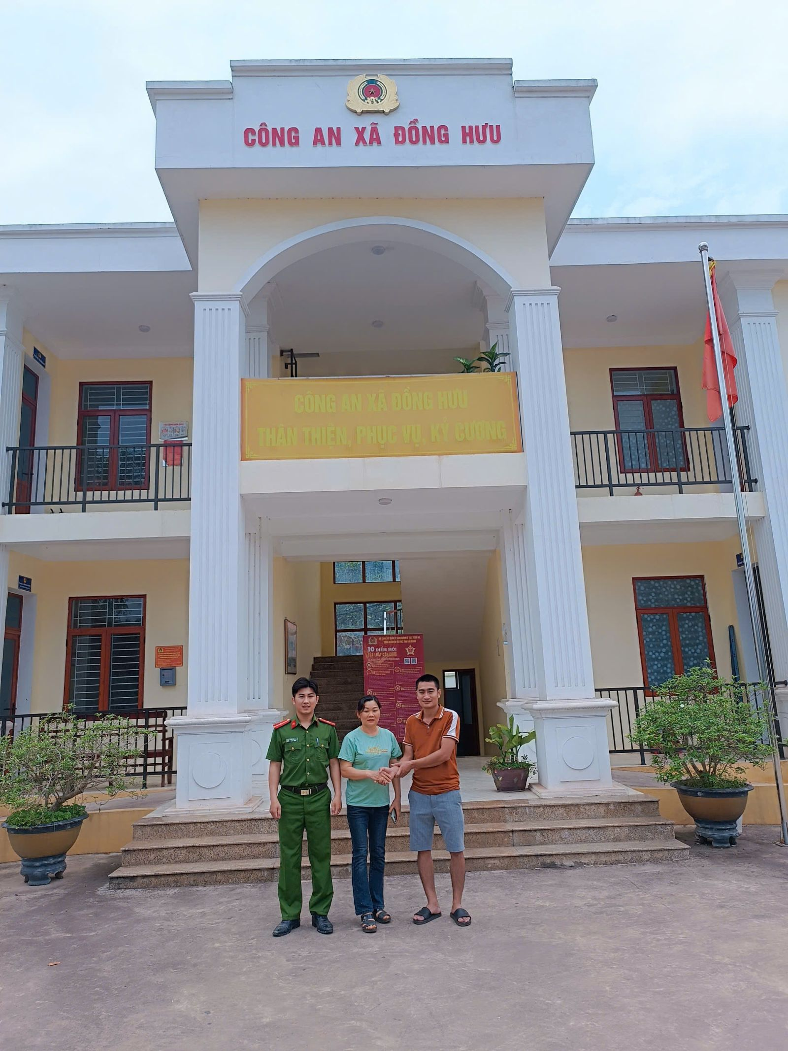 Sau khi có tài khoản lạ chuyển tiền, người phụ nữ liên tục nhận thêm 10K kèm số điện thoại 0983245xxx, phải vội báo công an xã- Ảnh 1.