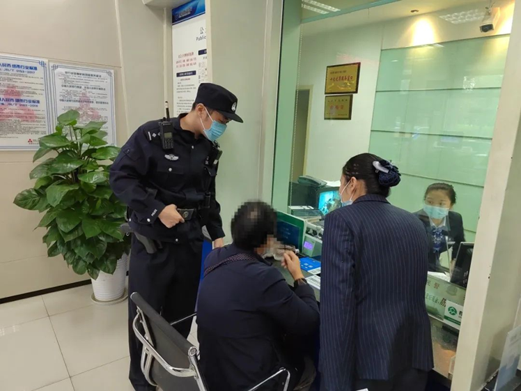Người đàn ông có khoản nợ xấu 180 triệu đồng, bị ngân hàng doạ kiện, vợ khẳng định: Ông ấy đã qua đời từ 2 năm trước- Ảnh 1. Người đàn ông có khoản nợ xấu 180 triệu đồng, bị ngân hàng doạ kiện, vợ khẳng định: Ông ấy đã qua đời từ 2 năm trước- Ảnh 1.