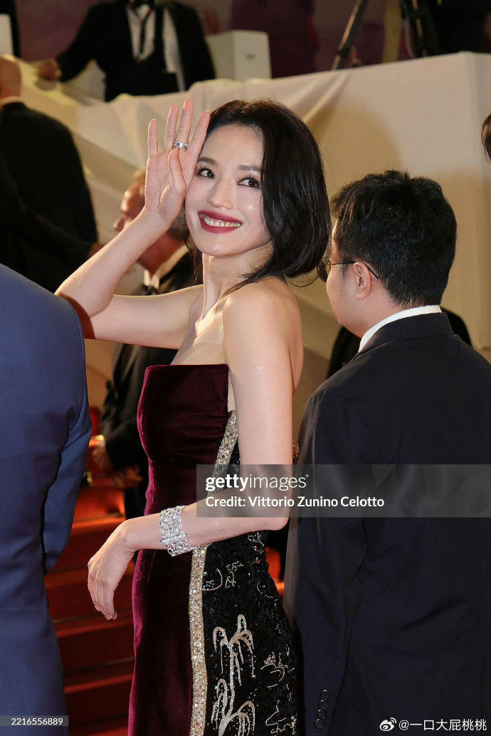"Hung thần" Cannes 2025 chịu thua Thư Kỳ, đẹp đến độ gót chân cũng không thể bỏ qua!- Ảnh 8.