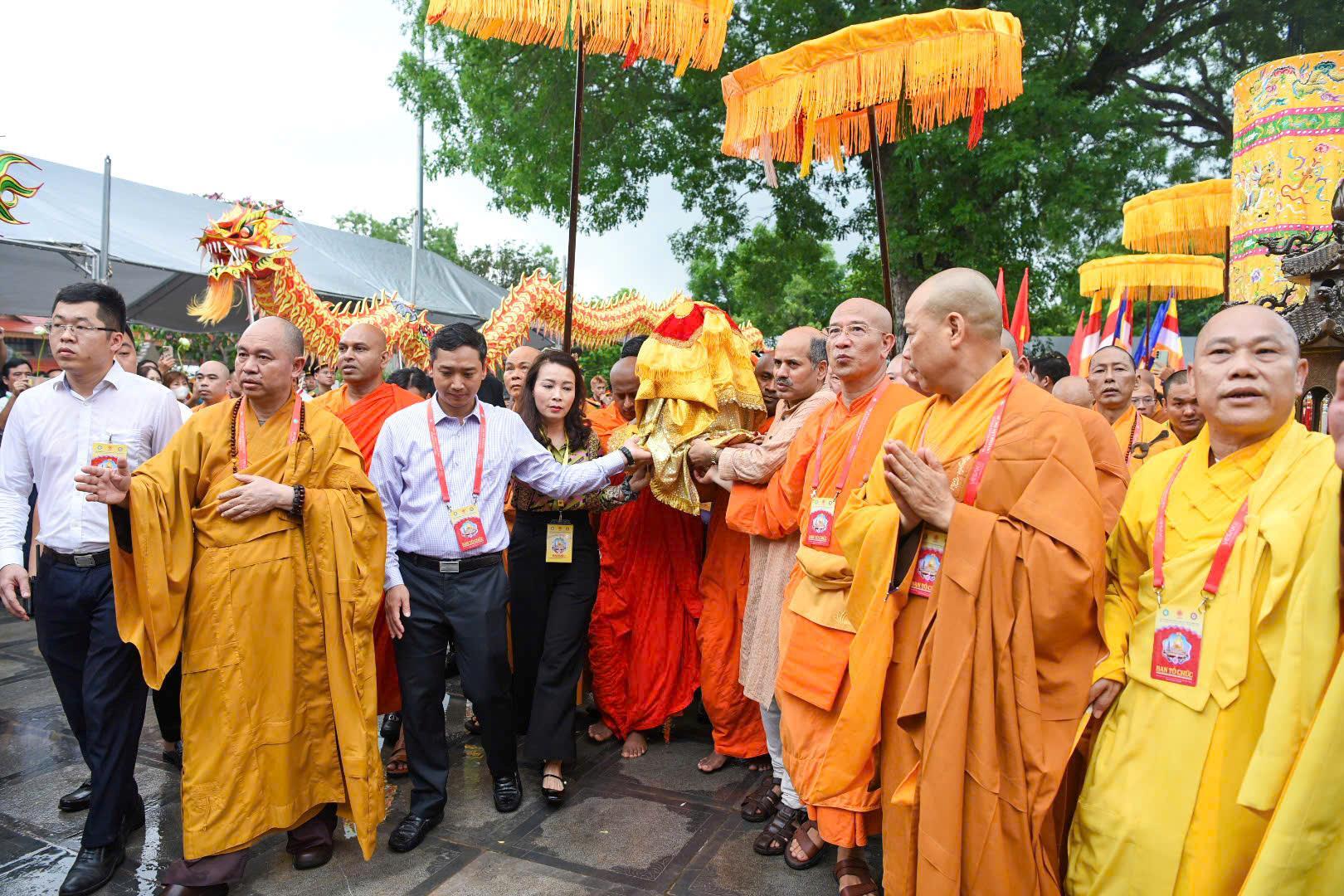 Hàng vạn người dân, phật tử đội mưa đến chùa Phúc Sơn chiêm bái xá lợi Phật- Ảnh 2. Hàng vạn người dân, phật tử đội mưa đến chùa Phúc Sơn chiêm bái xá lợi Phật- Ảnh 2.