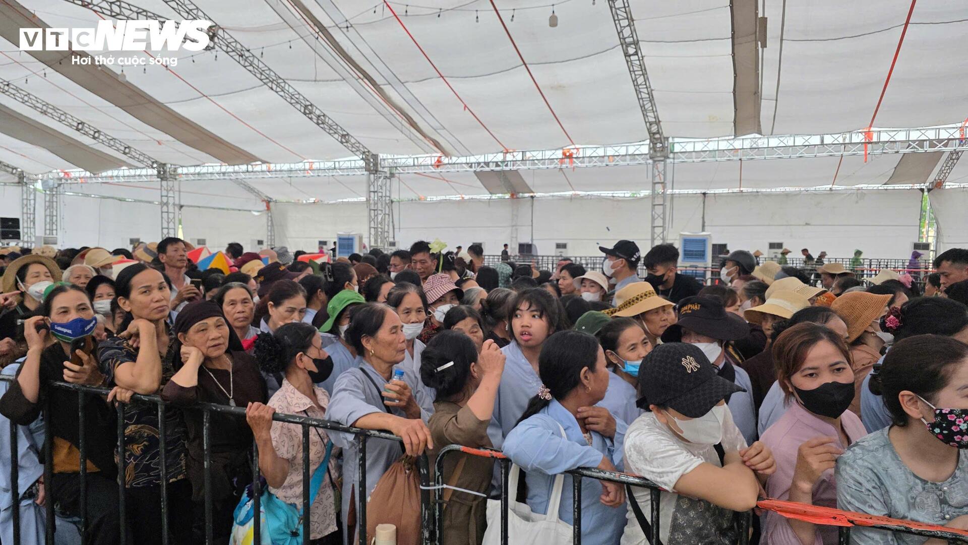 Hàng vạn người dân, phật tử đội mưa đến chùa Phúc Sơn chiêm bái xá lợi Phật- Ảnh 7. Hàng vạn người dân, phật tử đội mưa đến chùa Phúc Sơn chiêm bái xá lợi Phật- Ảnh 7.