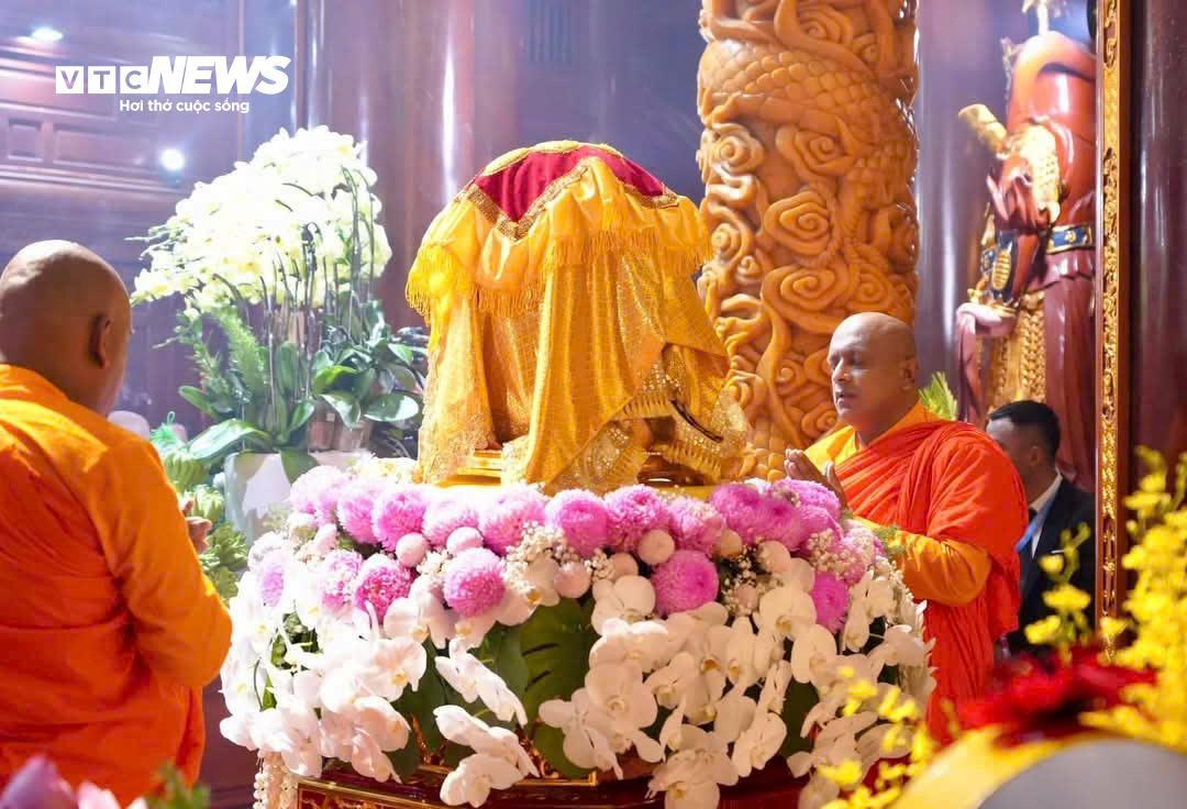 Hàng vạn người dân, phật tử đội mưa đến chùa Phúc Sơn chiêm bái xá lợi Phật- Ảnh 4. Hàng vạn người dân, phật tử đội mưa đến chùa Phúc Sơn chiêm bái xá lợi Phật- Ảnh 4.