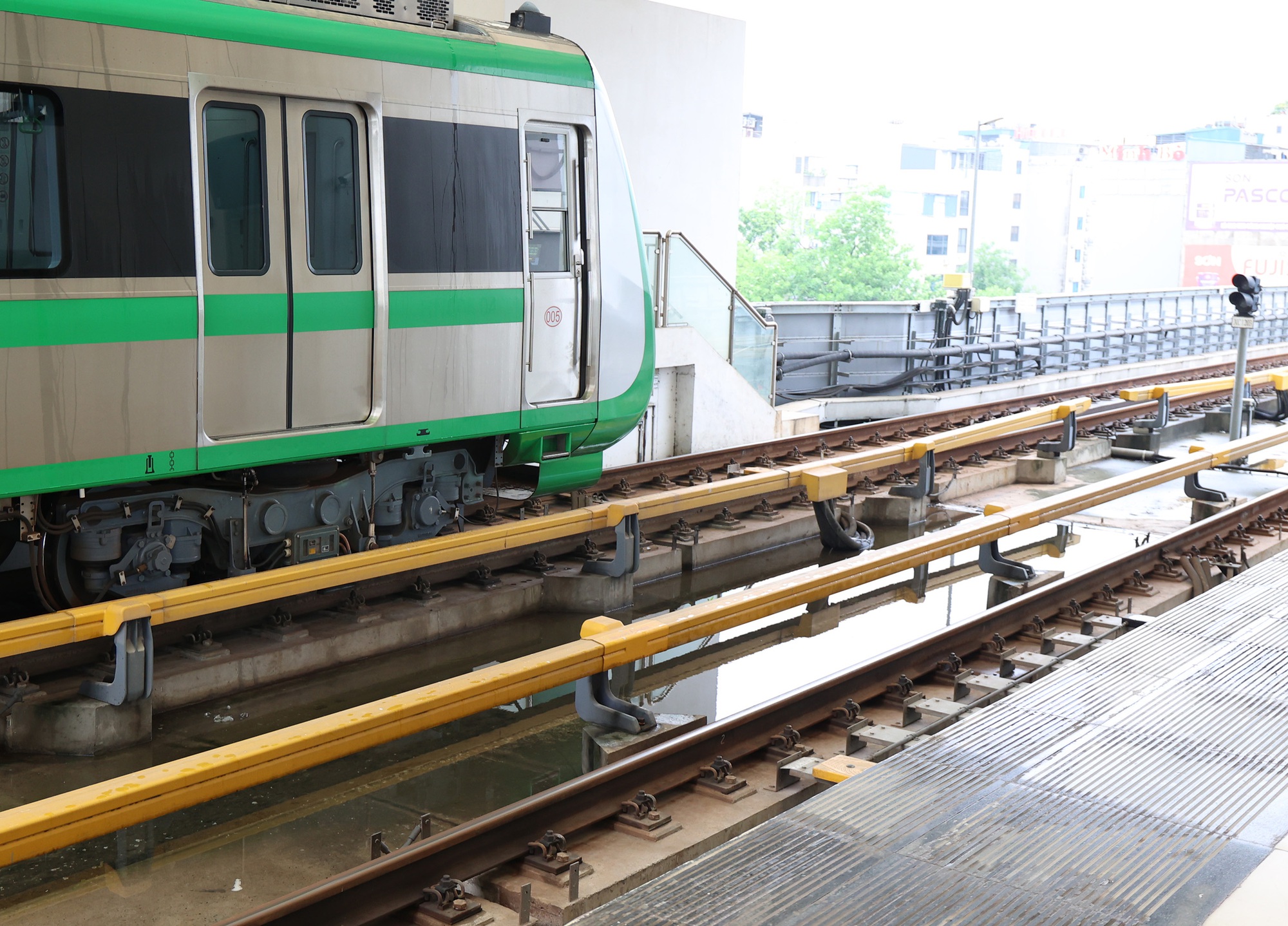 Hà Nội: Nước mưa chảy lênh láng khắp đoàn tàu và sàn nhà ở nhà ga tàu Cát Linh - Hà Đông- Ảnh 4.