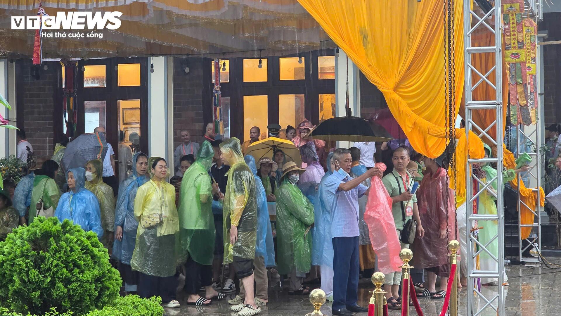 Hàng vạn người dân, phật tử đội mưa đến chùa Phúc Sơn chiêm bái xá lợi Phật- Ảnh 8. Hàng vạn người dân, phật tử đội mưa đến chùa Phúc Sơn chiêm bái xá lợi Phật- Ảnh 8.