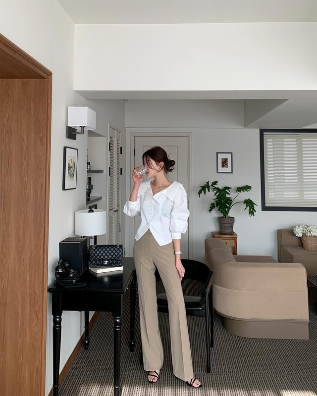 Quần dài màu trà sữa: Trẻ hơn quần đen, sang hơn quần trắng và ai cũng có thể mặc đẹp- Ảnh 10. Quần dài màu trà sữa: Trẻ hơn quần đen, sang hơn quần trắng và ai cũng có thể mặc đẹp- Ảnh 10.