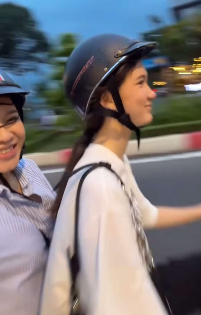 Em gái “chân dài” của Đặng Văn Lâm lộ mặt mộc cam thường vẫn xinh như búp bê, nhìn góc nghiêng mới thấy đỉnh chóp- Ảnh 1.