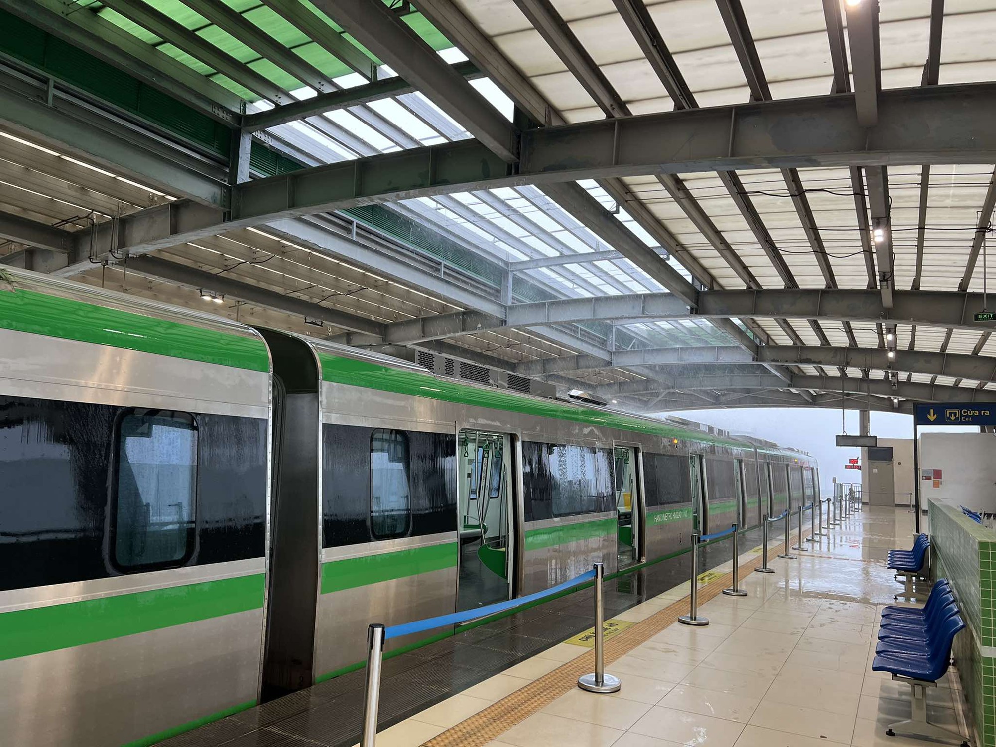 Hà Nội: Nước mưa chảy lênh láng khắp đoàn tàu và sàn nhà ở nhà ga tàu Cát Linh - Hà Đông- Ảnh 1.