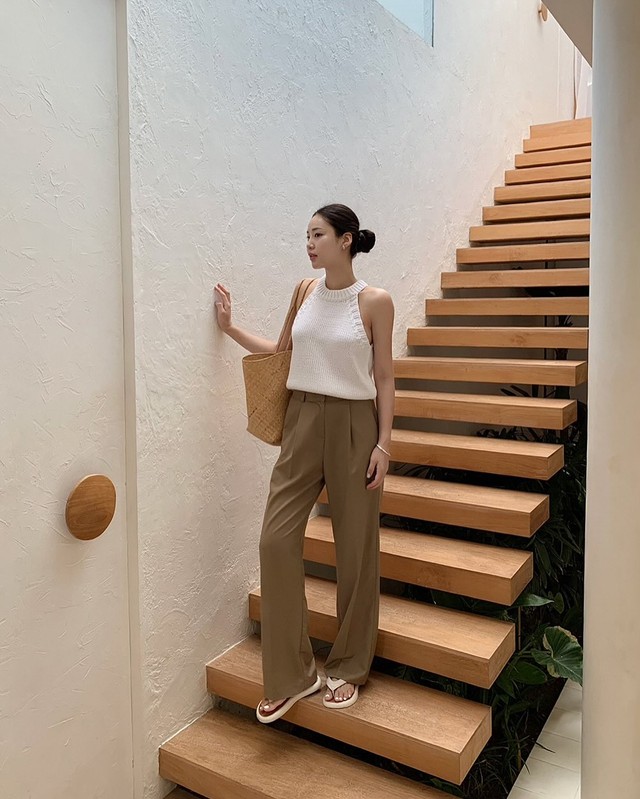 Quần dài màu trà sữa: Trẻ hơn quần đen, sang hơn quần trắng và ai cũng có thể mặc đẹp- Ảnh 2. Quần dài màu trà sữa: Trẻ hơn quần đen, sang hơn quần trắng và ai cũng có thể mặc đẹp- Ảnh 2.