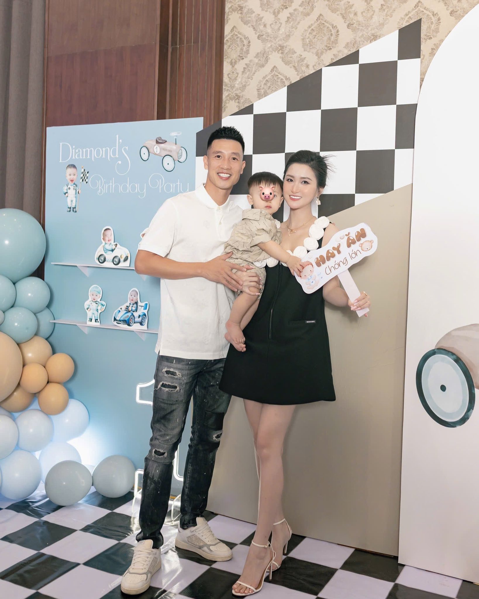 Nữ diễn vi&ecirc;n Vbiz y&ecirc;u cầu thủ nổi tiếng 8 năm mới cưới, sinh qu&yacute; tử lại được khen đẹp trai giống hệt Sơn T&ugrave;ng- Ảnh 1.