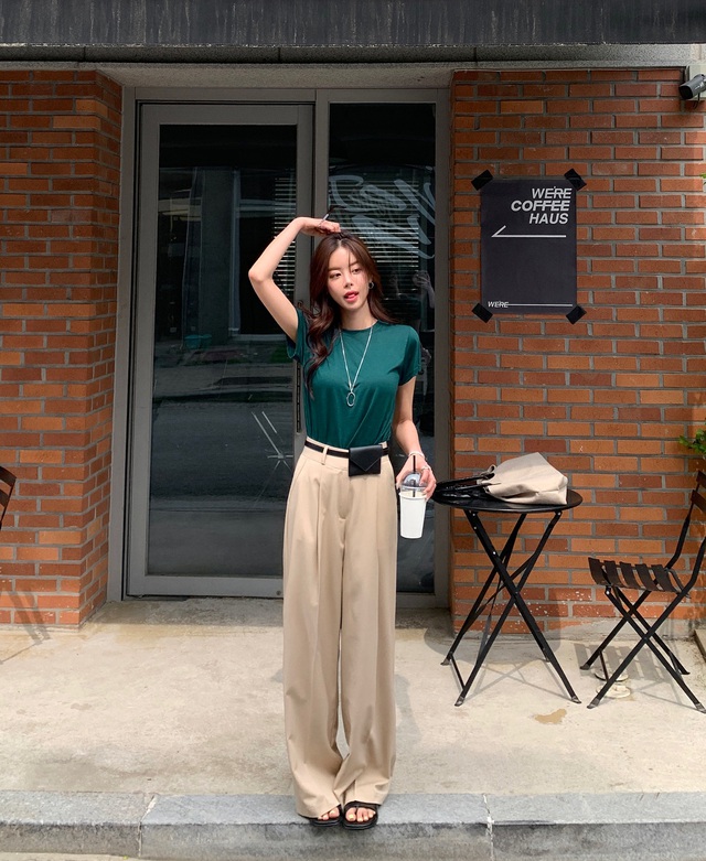 Quần dài màu trà sữa: Trẻ hơn quần đen, sang hơn quần trắng và ai cũng có thể mặc đẹp- Ảnh 1. Quần dài màu trà sữa: Trẻ hơn quần đen, sang hơn quần trắng và ai cũng có thể mặc đẹp- Ảnh 1.
