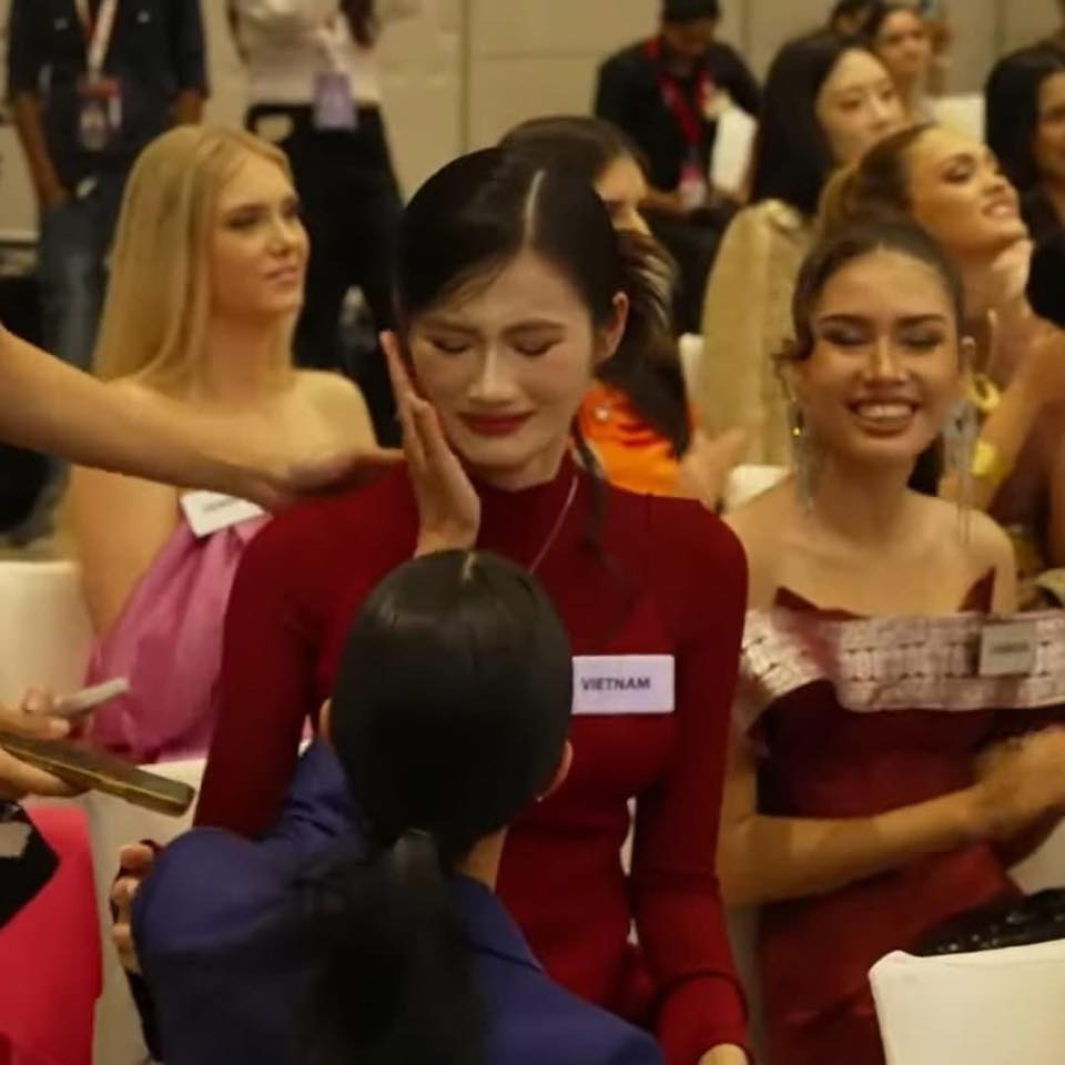 Hoa hậu Ý Nhi khóc mếu ở Miss World, netizen khó hiểu: Hoa hậu Ý Nhi khóc mếu ở Miss World, netizen khó hiểu:
