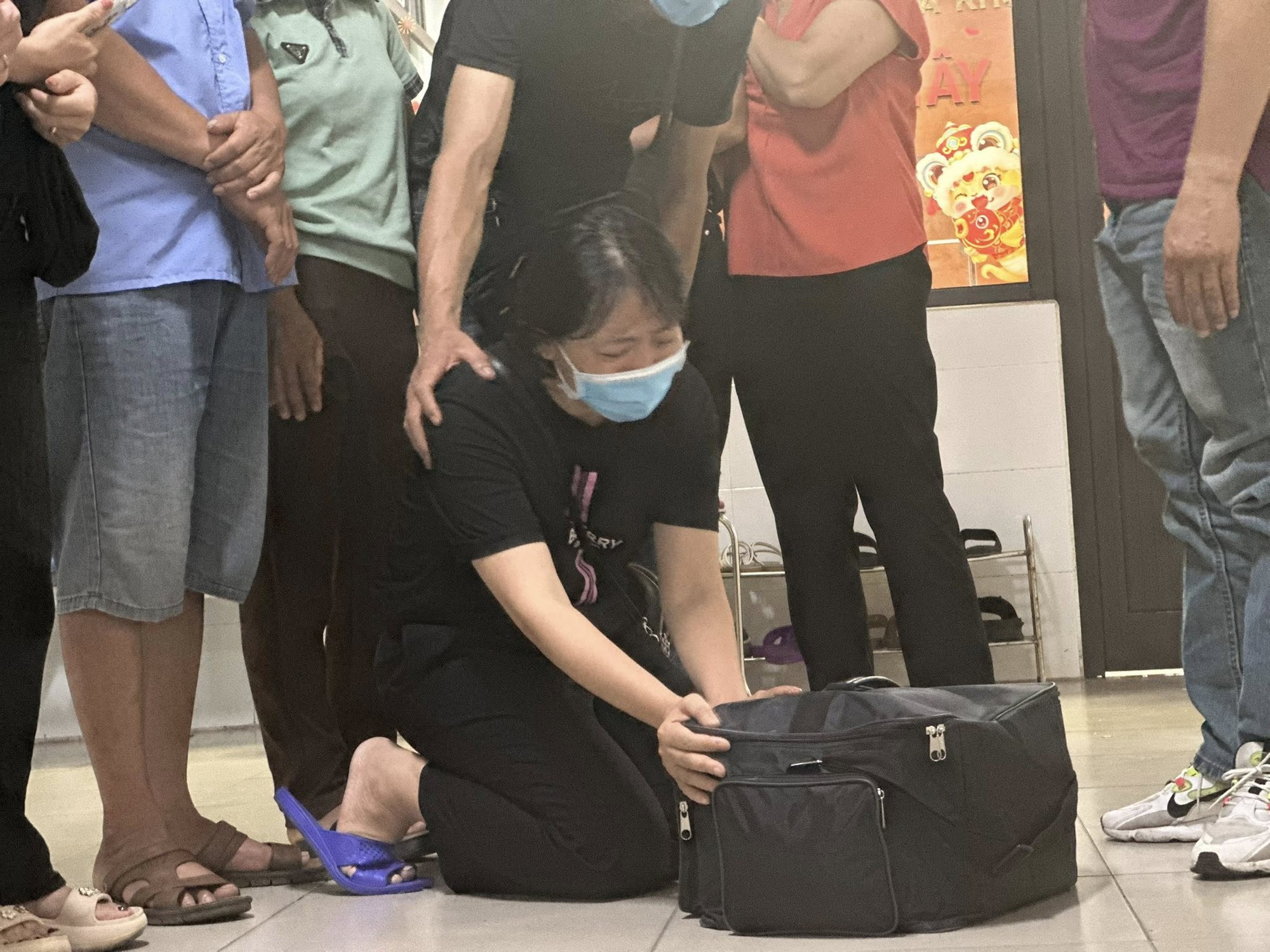 Lặng người hình ảnh người vợ mắt đẫm lệ, quỳ gối tiễn biệt tạng của chồng trước khi được mang đi hiến- Ảnh 3.