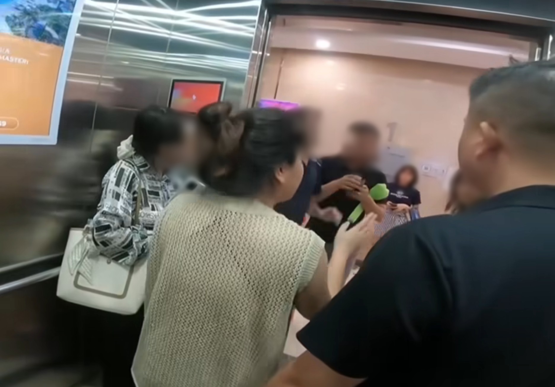 Người bị chặn thang máy trong vụ gia đình PTTC làm mất tai nghe có phản ứng bất ngờ- Ảnh 1.