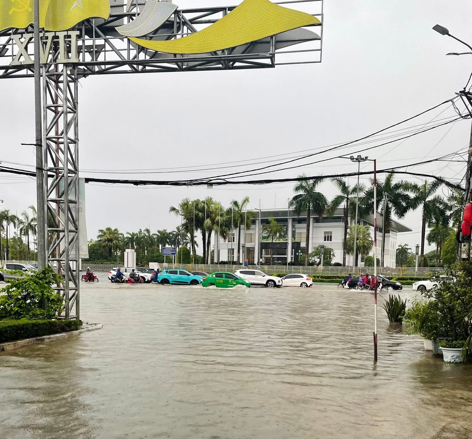 Mưa lớn tại Tuyên Quang, Yên Bái: Nhà cửa, ô tô ngập trong biển nước- Ảnh 3.