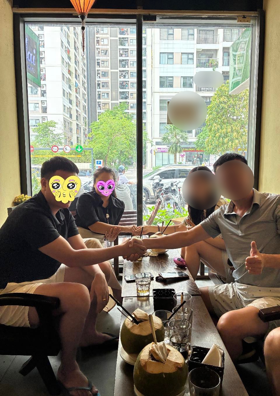 Người bị chặn thang máy trong vụ gia đình PTTC làm mất tai nghe có phản ứng bất ngờ- Ảnh 2.