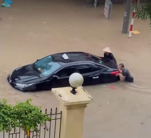 Mưa lớn tại Tuyên Quang, Yên Bái: Nhà cửa, ô tô ngập trong biển nước- Ảnh 1.