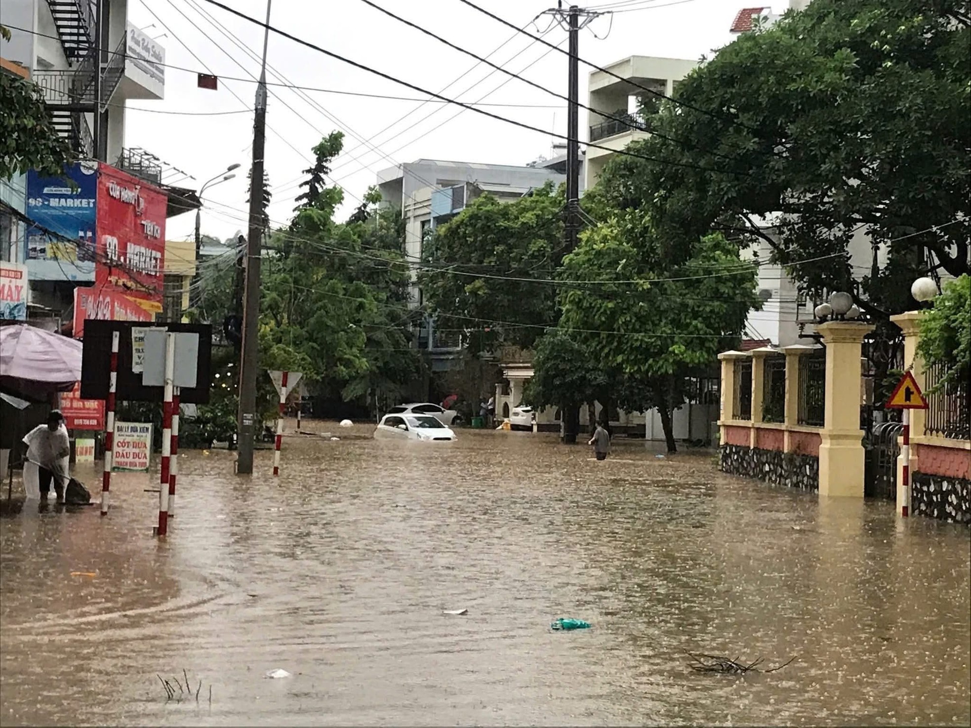 Mưa lớn tại Tuyên Quang, Yên Bái: Nhà cửa, ô tô ngập trong biển nước- Ảnh 2.