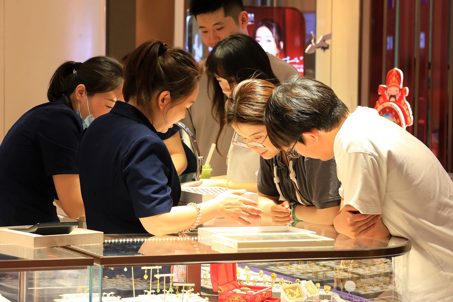 Xu hướng mới g&acirc;y tranh c&atilde;i khắp c&otilde;i mạng Trung Quốc: Giới trẻ thu&ecirc; v&agrave;ng, mua v&agrave;ng cưới giả, đối ph&oacute; với gi&aacute; cao ngất ngưởng- Ảnh 1.