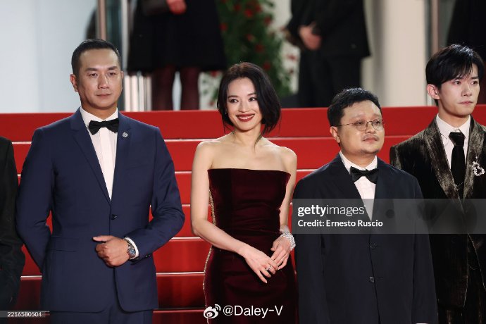 "Hung thần" Cannes 2025 chịu thua Thư Kỳ, đẹp đến độ gót chân cũng không thể bỏ qua!- Ảnh 1.