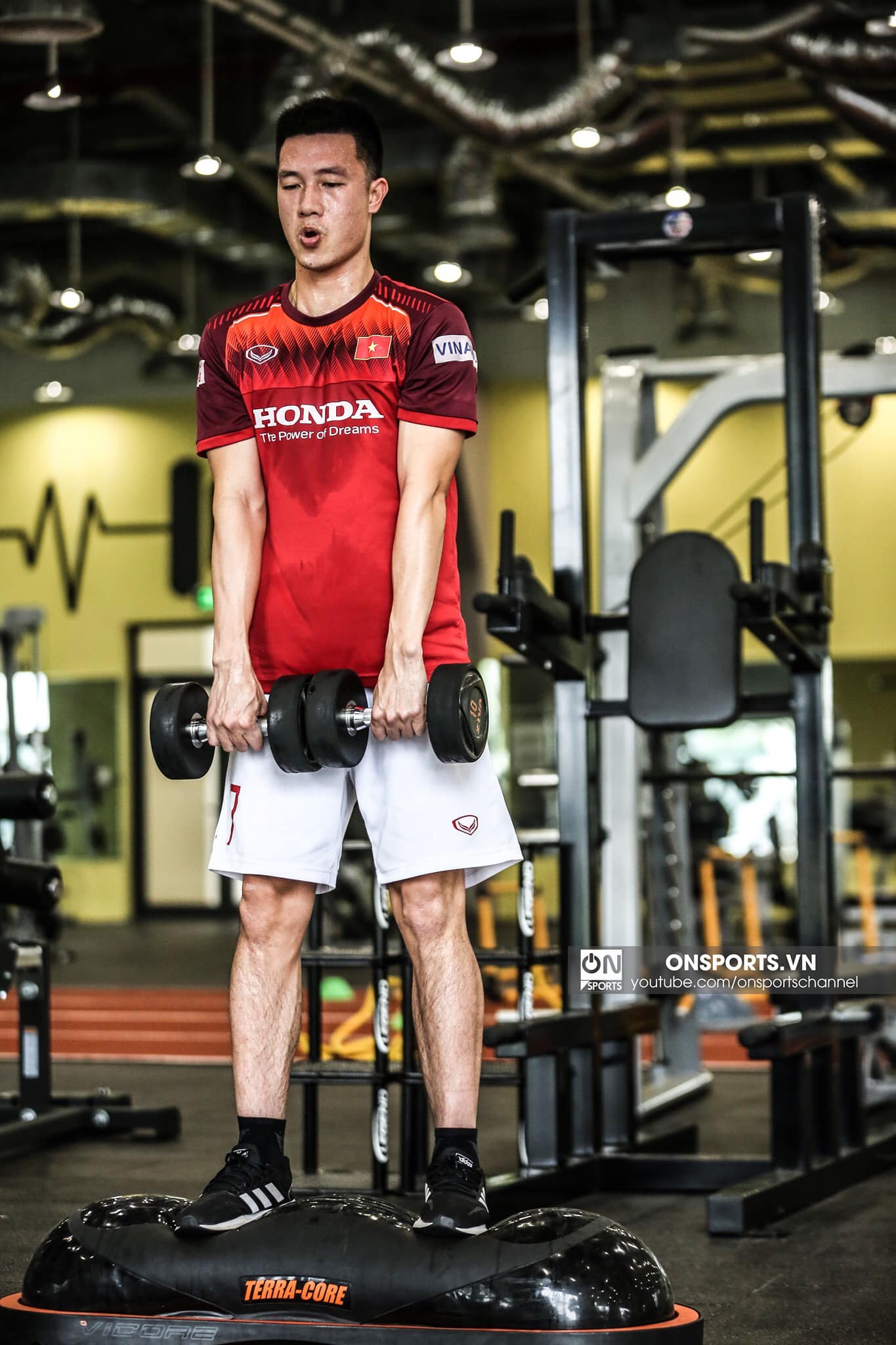 Nữ diễn vi&ecirc;n Vbiz y&ecirc;u cầu thủ nổi tiếng 8 năm mới cưới, sinh qu&yacute; tử lại được khen đẹp trai giống hệt Sơn T&ugrave;ng- Ảnh 3.