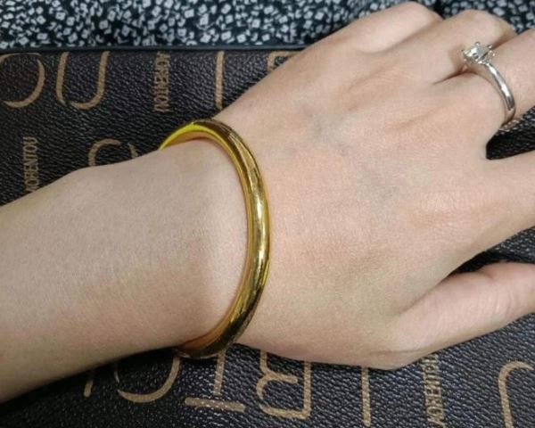 Người phụ nữ chi 61 triệu đồng mua vòng vàng, 2 năm sau đem bán thì phát hiện hàng giả, cửa hàng thách thức: Người phụ nữ chi 61 triệu đồng mua vòng vàng, 2 năm sau đem bán thì phát hiện hàng giả, cửa hàng thách thức: