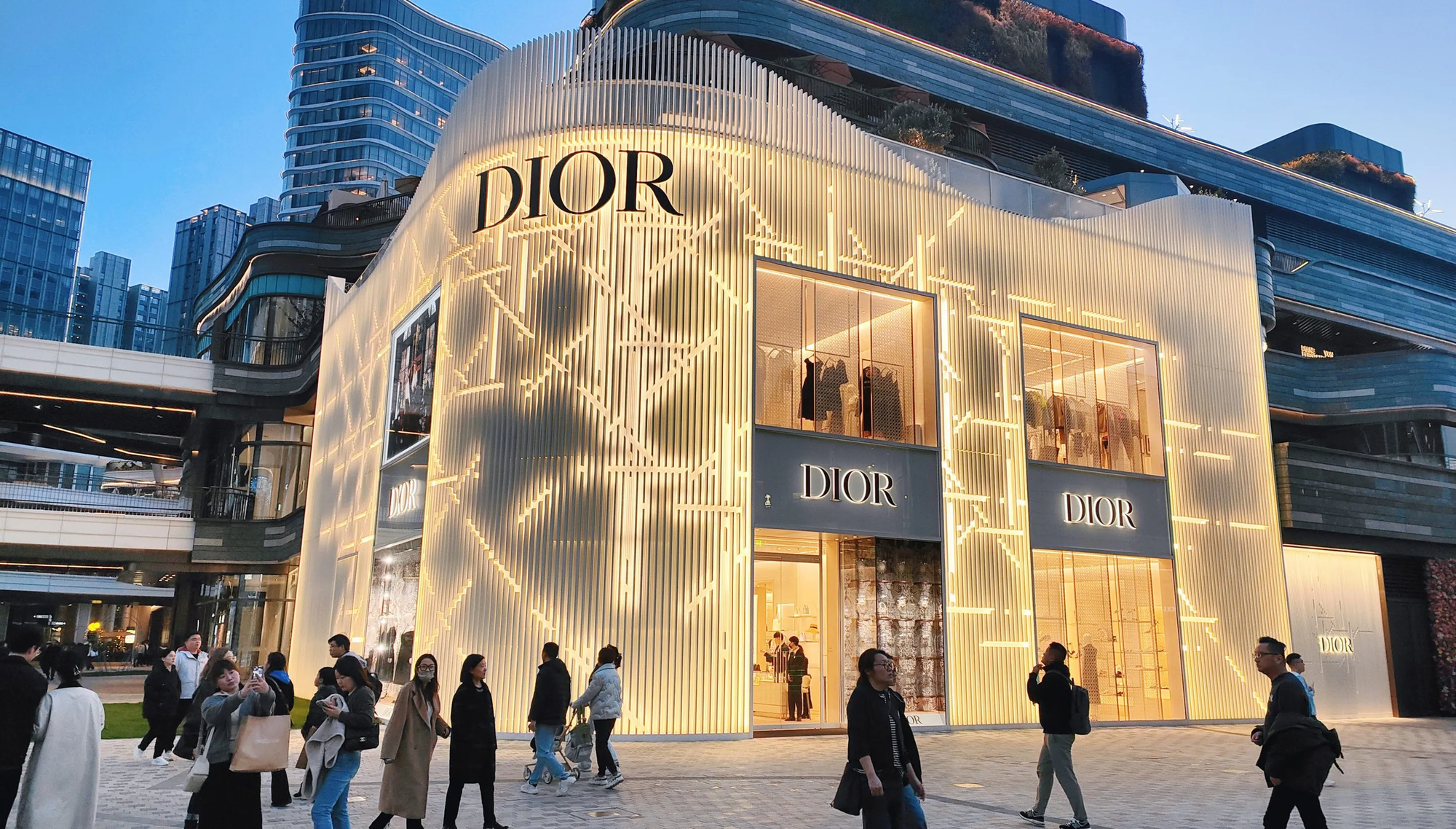 Lùm xùm xưởng sản xuất cho Dior điều kiện tệ, nhân công rẻ mạt đã có kết quả: Dior mất gì?- Ảnh 1.