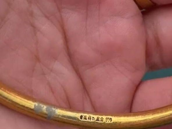 Người phụ nữ chi 61 triệu đồng mua vòng vàng, 2 năm sau đem bán thì phát hiện hàng giả, cửa hàng thách thức: Người phụ nữ chi 61 triệu đồng mua vòng vàng, 2 năm sau đem bán thì phát hiện hàng giả, cửa hàng thách thức: