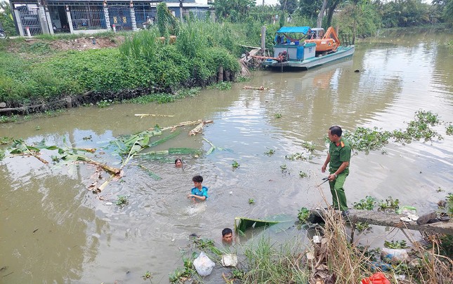 Vụ giết người tình hơn 16 tuổi ở An Giang: Nạn nhân bị 49 vết đâm, chém- Ảnh 3. Vụ giết người tình hơn 16 tuổi ở An Giang: Nạn nhân bị 49 vết đâm, chém- Ảnh 3.