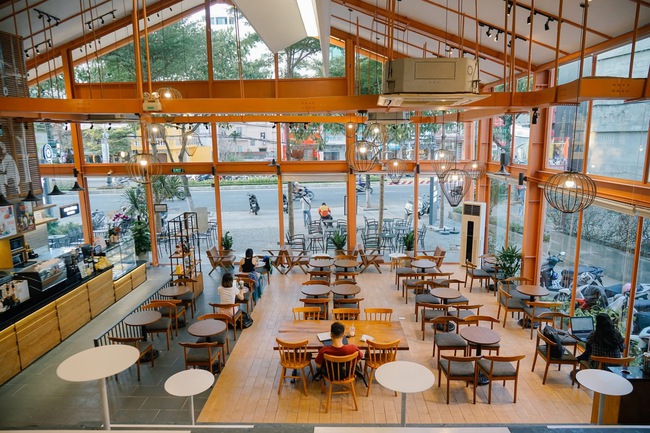 Xôn xao chuỗi cà phê The Coffee House bịt ổ điện, cộng đồng mạng dậy sóng: “Đuổi khéo” khách ngồi lâu?- Ảnh 4.