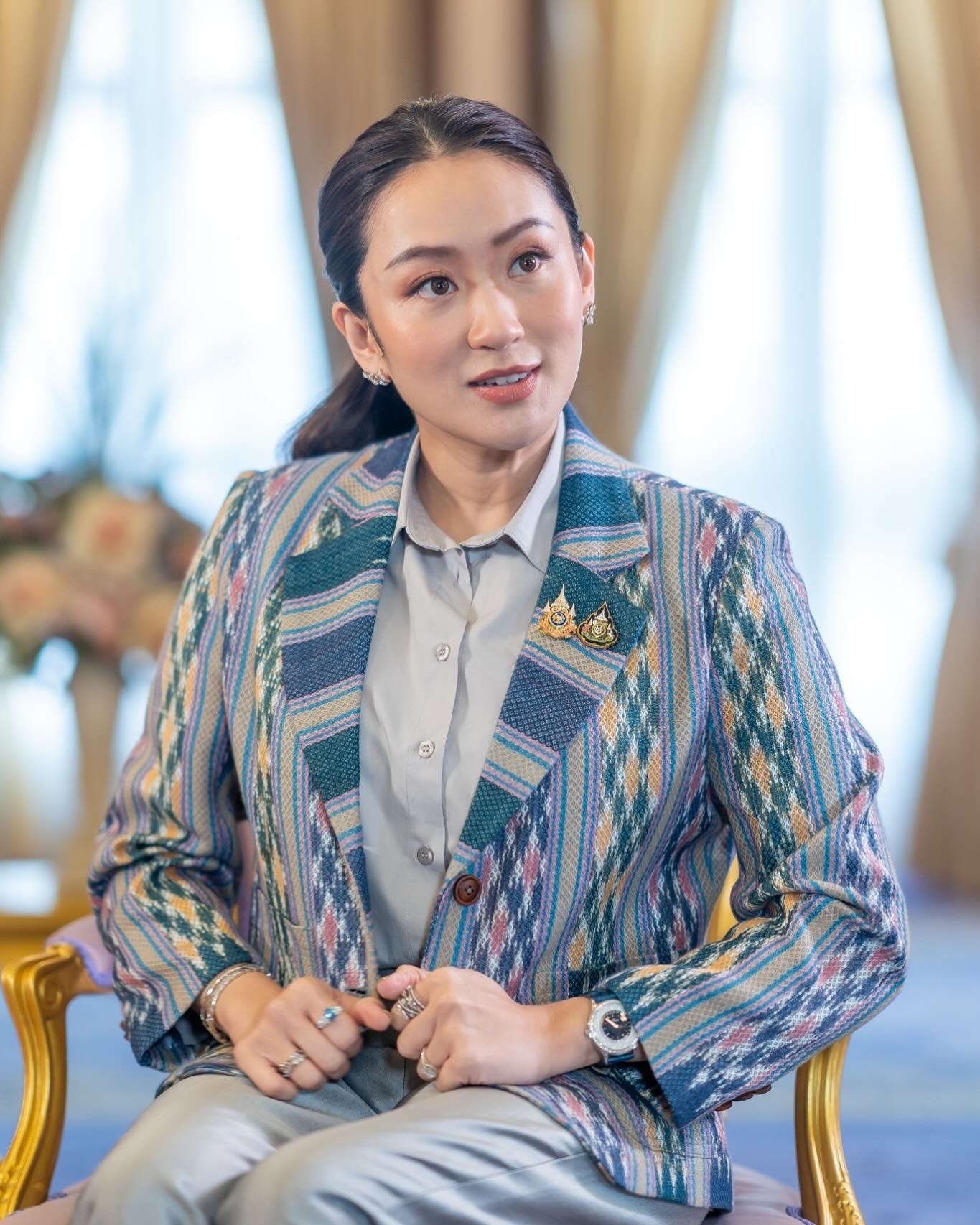 Nữ Thủ tướng trẻ nhất Thái Lan: Người sành chơi hàng hiệu thứ thiệt từ chính trường đến đời thường- Ảnh 4.