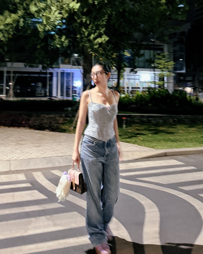 Cứ mix quần jeans theo 4 công thức này, đảm bảo bạn sẽ có outfit đẹp bất bại như loạt sao Hàn - Việt- Ảnh 13. Cứ mix quần jeans theo 4 công thức này, đảm bảo bạn sẽ có outfit đẹp bất bại như loạt sao Hàn - Việt- Ảnh 13.
