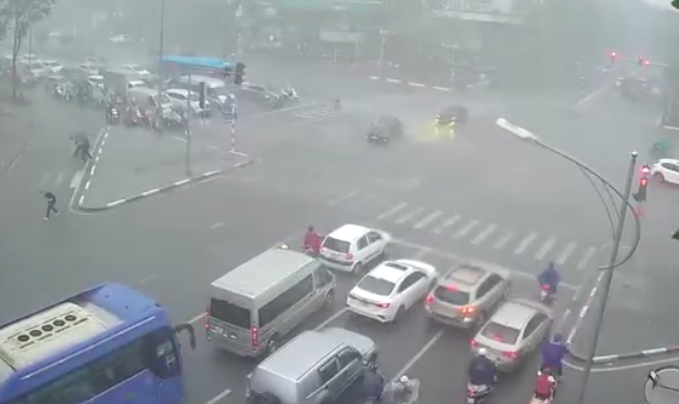 Hà Nội mưa to, cảnh báo ngập lụt nhiều quận- Ảnh 1.