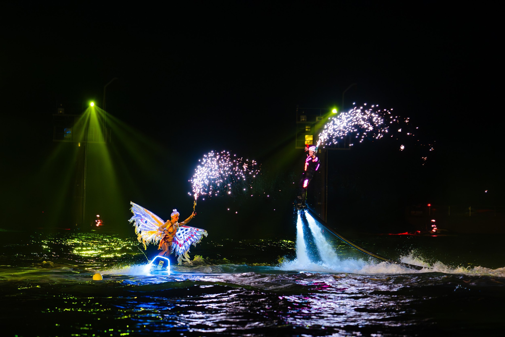 Show diễn tại Cát Bà đạt kỷ lục chưa từng có tiền lệ của Guinness thế giới- Ảnh 6. Show diễn tại Cát Bà đạt kỷ lục chưa từng có tiền lệ của Guinness thế giới- Ảnh 6.