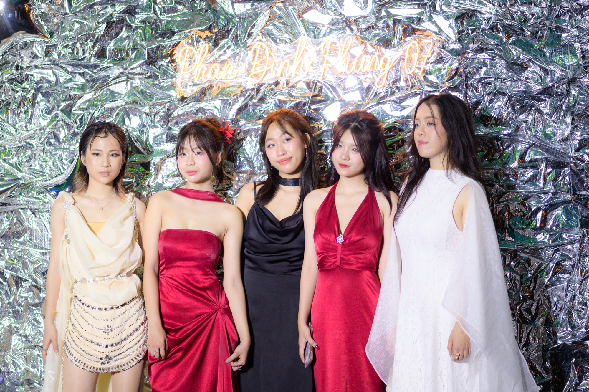 Đến Phan Đình Phùng ngày prom cuối cấp để biết vì sao nơi này luôn vững vàng ở top BXH trường nhiều trai xinh gái đẹp nhất!- Ảnh 1.
