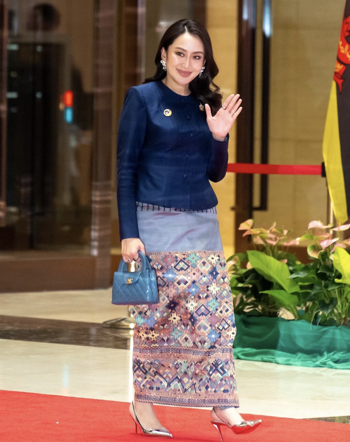 Nữ Thủ tướng trẻ nhất Thái Lan: Người sành chơi hàng hiệu thứ thiệt từ chính trường đến đời thường- Ảnh 6.