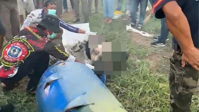 Thấy chiếc thùng nổi trên mặt hồ, người đàn ông vớt lên rồi ám ảnh với thứ bên trong, vội báo cảnh sát- Ảnh 2.