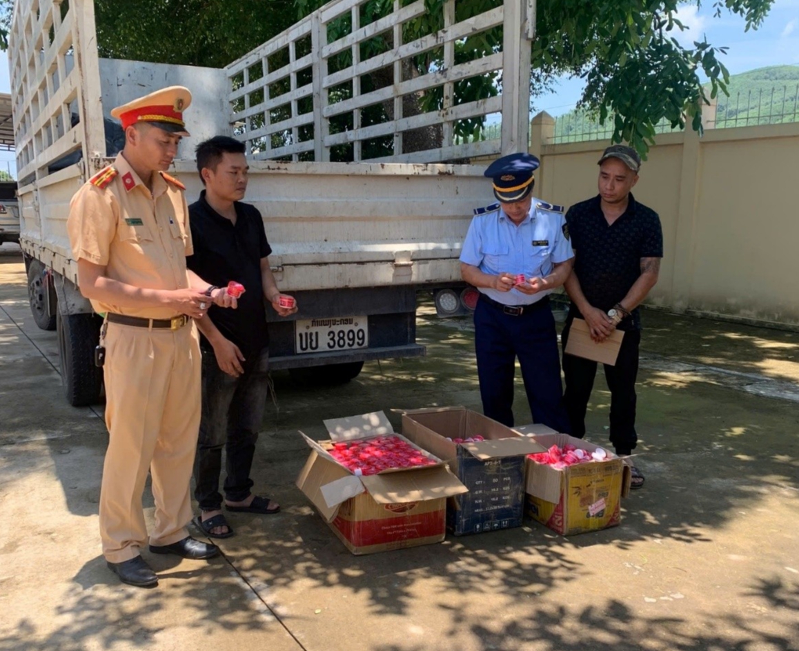 1.240 hộp mỹ phẩm không rõ nguồn gốc trên xe ô tô biển nước ngoài- Ảnh 1. 1.240 hộp mỹ phẩm không rõ nguồn gốc trên xe ô tô biển nước ngoài- Ảnh 1.