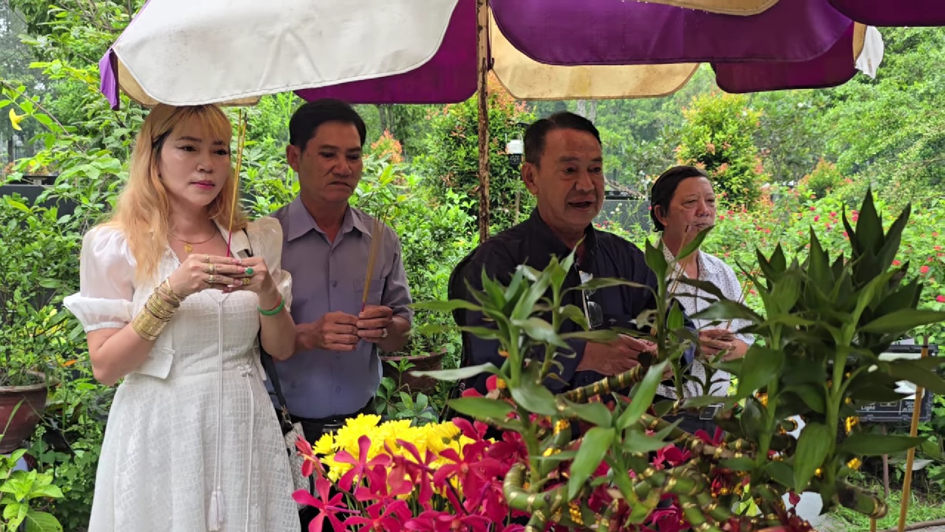Bạn thân cố NSƯT Vũ Linh lên tận mộ, nói một điều ít ai biết- Ảnh 2. Bạn thân cố NSƯT Vũ Linh lên tận mộ, nói một điều ít ai biết- Ảnh 2.