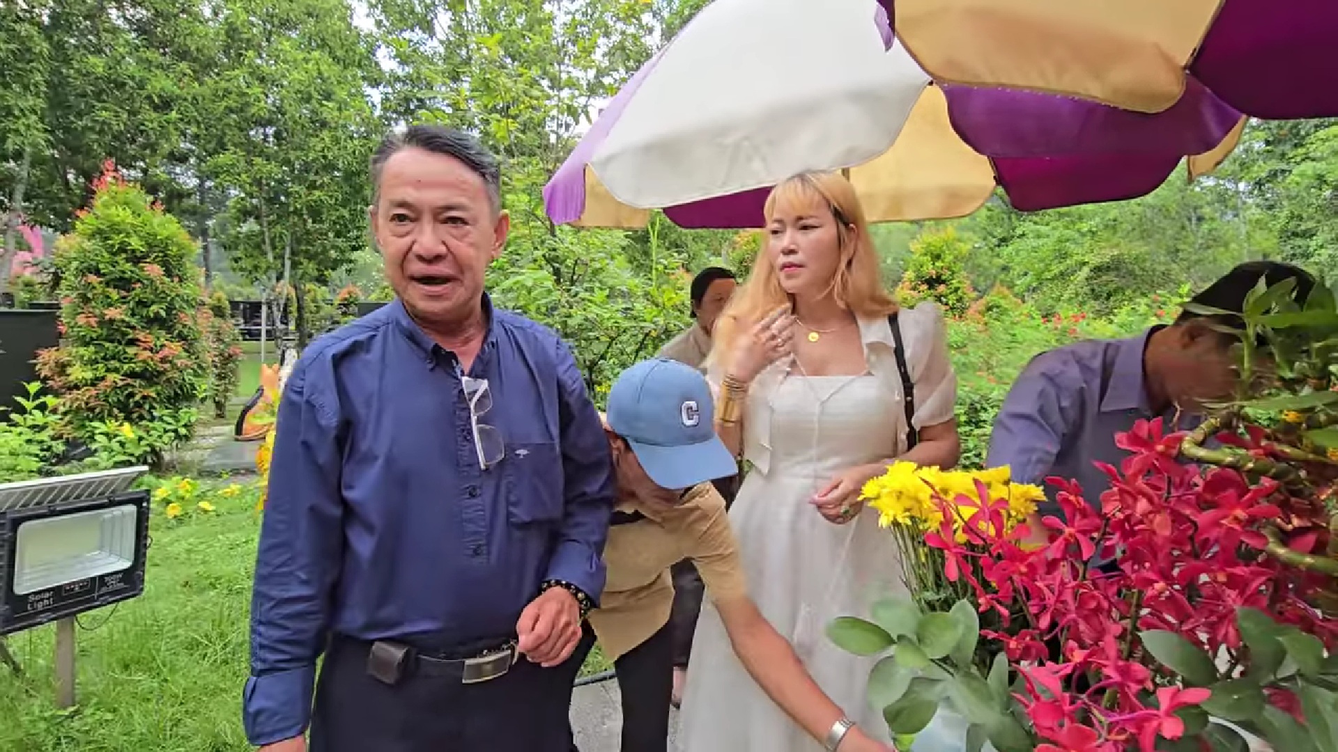 Bạn thân cố NSƯT Vũ Linh lên tận mộ, nói một điều ít ai biết- Ảnh 1. Bạn thân cố NSƯT Vũ Linh lên tận mộ, nói một điều ít ai biết- Ảnh 1.