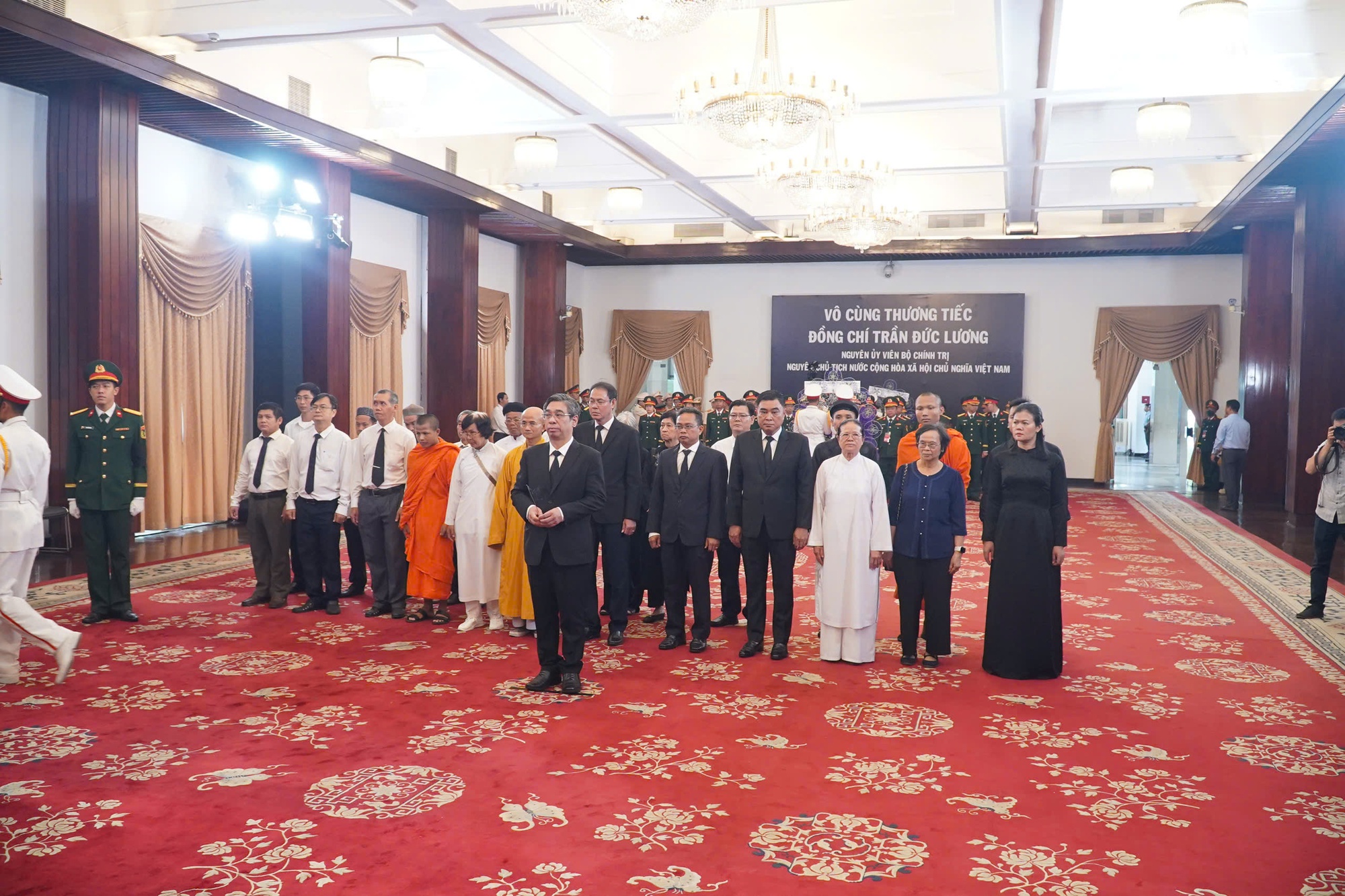 Nghẹn ngào xúc động tại lễ viếng nguyên Chủ tịch nước Trần Đức Lương tại TP HCM- Ảnh 8.