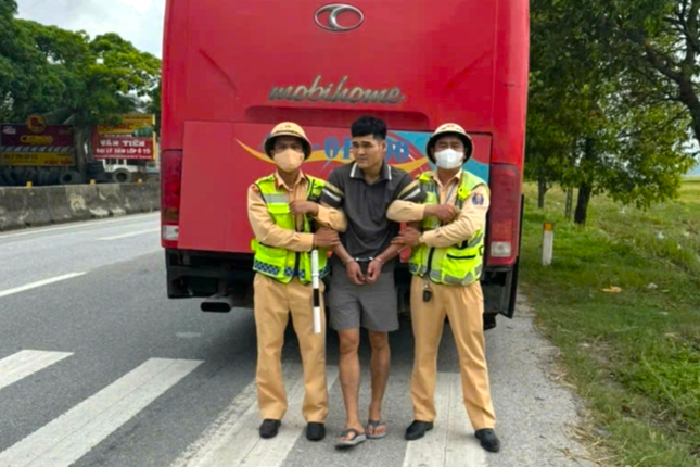 Nghi phạm dùng dao cướp tài sản ở Hà Nội bị bắt trên xe khách vào Nghệ An- Ảnh 1.