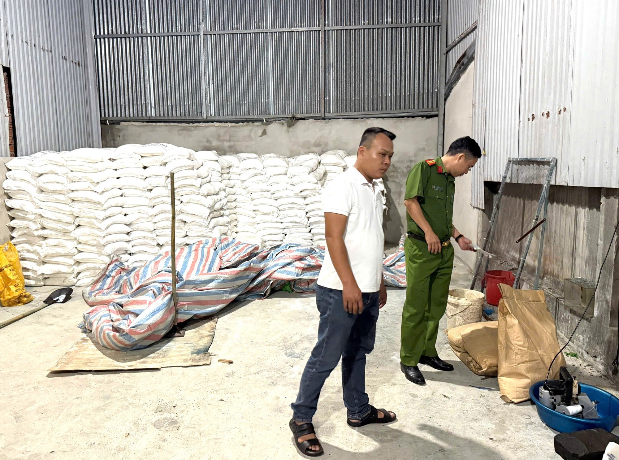 Bên trong công ty nghi làm phân bón giả ở Đồng Nai- Ảnh 4.