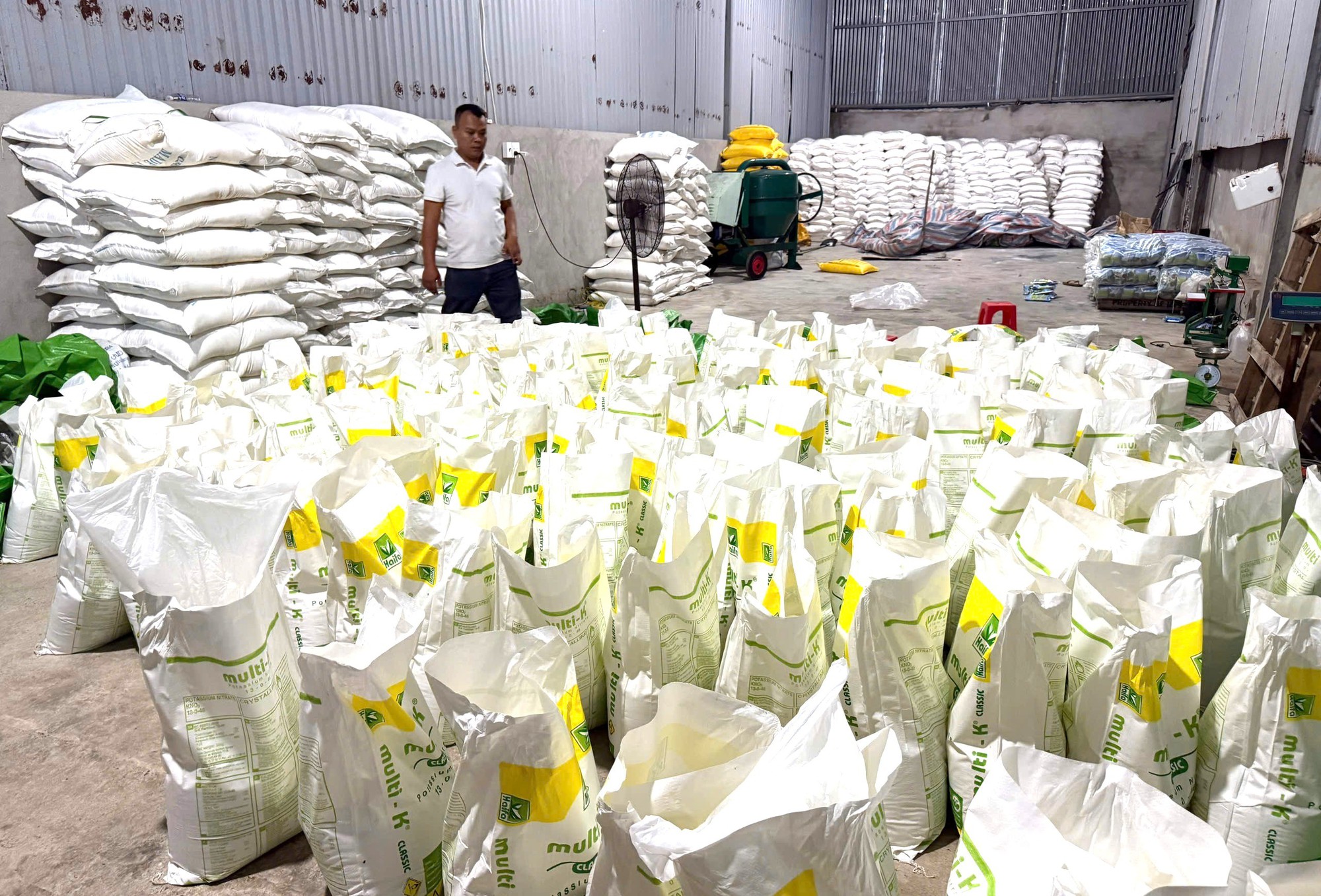 Bên trong công ty nghi làm phân bón giả ở Đồng Nai- Ảnh 1.
