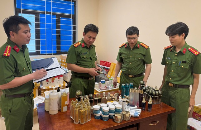 Triệt phá cơ sở sản xuất, buôn bán số lượng lớn mỹ phẩm giả ở Thanh Hóa- Ảnh 1.