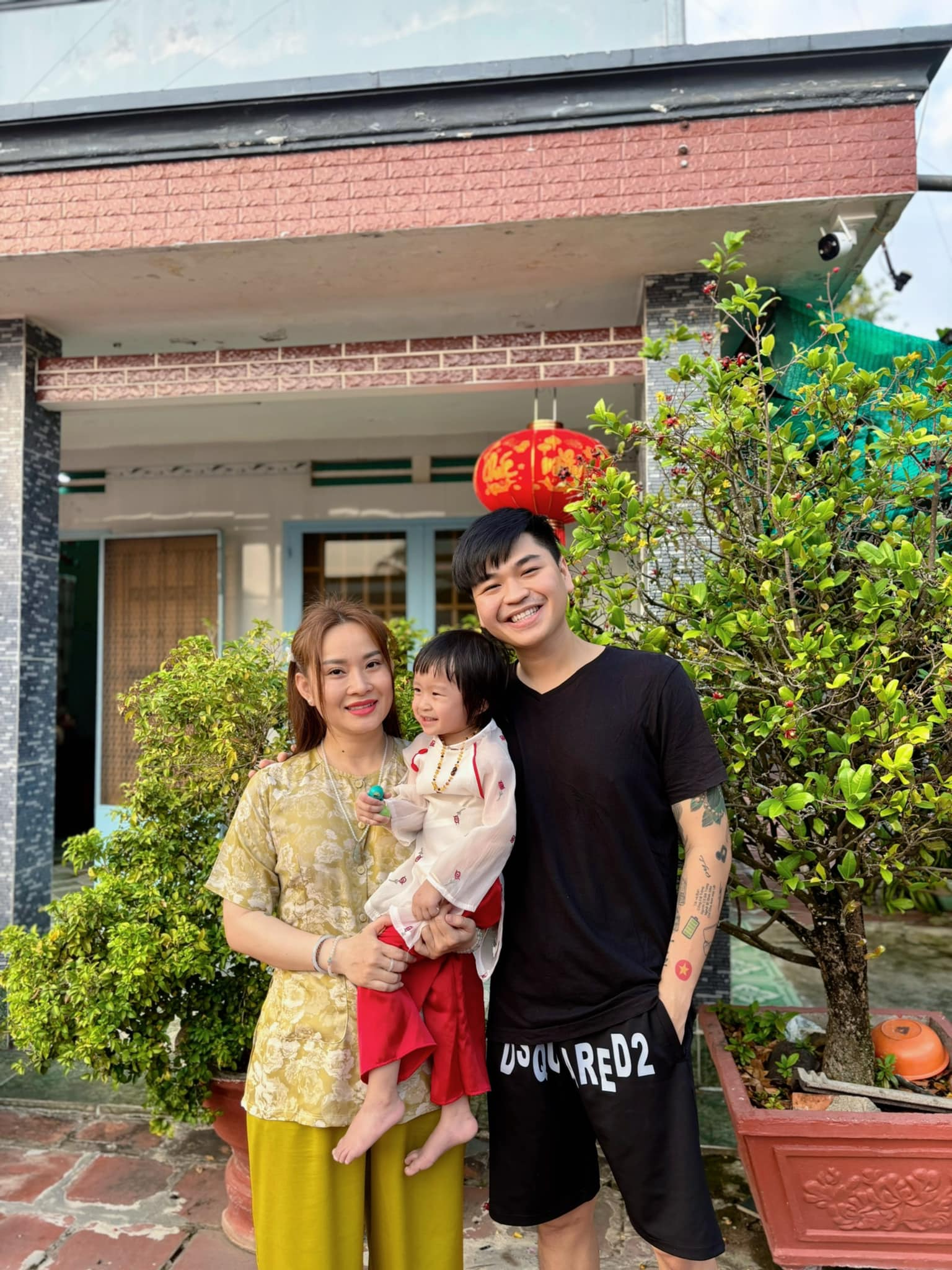 Nam ca sĩ Việt quấn quýt bên vợ hơn 8 tuổi, có 2 con riêng như thuở mới yêu- Ảnh 6.