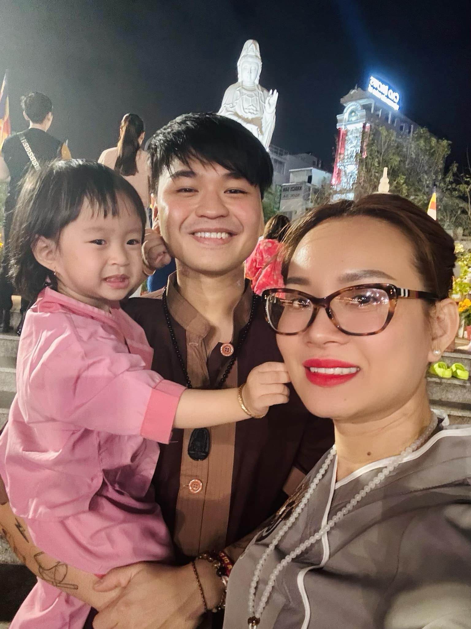 Nam ca sĩ Việt quấn quýt bên vợ hơn 8 tuổi, có 2 con riêng như thuở mới yêu- Ảnh 9.